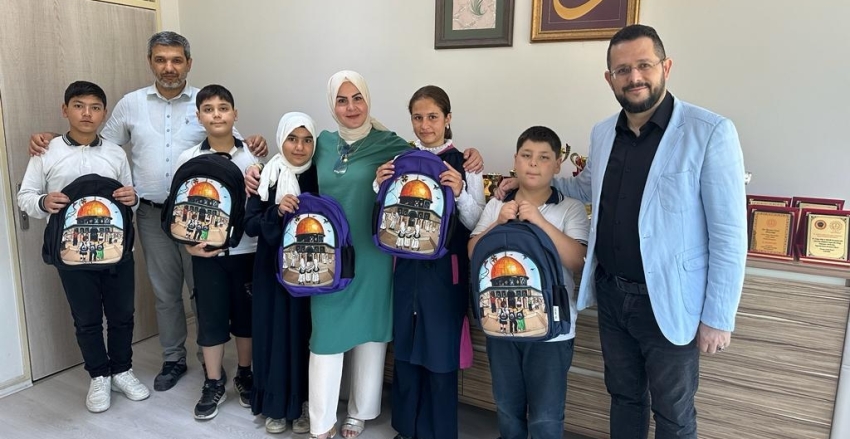 Mehmet Sofuoğlu İmam Hatip Ortaokulunda 70 Yavrumuza “Gözümün Nuru Kudüs” Baskılı Okul Çantası Hediye Ettik